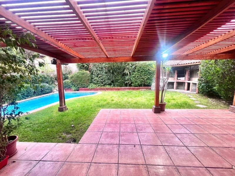 Casa en arriendo en Peñalolén, 4 dormitorios y 4 baños